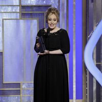 Adele con su Globo de Oro 2013 por la canción de 'Skyfall'