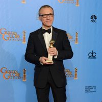 Christoph Waltz posando con el Globo de Oro 2013 a Mejor actor de reparto