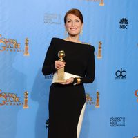 Julianne Moore posando con el Globo de Oro 2013 a Mejor actriz de miniserie