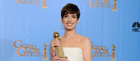 Anne Hathaway posando con su Globo de Oro 2013 a Mejor actriz de reparto