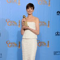 Anne Hathaway posando con su Globo de Oro 2013 a Mejor actriz de reparto