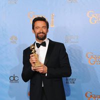 Hugh Jackman posando en los Globos de Oro 2013 como Mejor actor de comedia