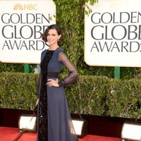 Morena Baccarin en la alfombra roja de los Globos de Oro 2013