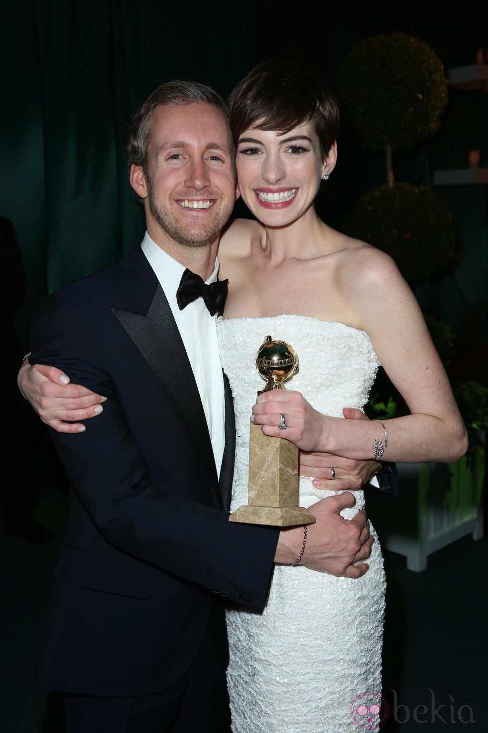 Anne Hathaway y Adam Shulman en la fiesta de la NBC tras los Globos de Oro 2013