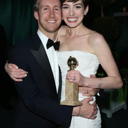 Anne Hathaway y Adam Shulman en la fiesta de la NBC tras los Globos de Oro 2013