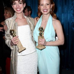 Anne Hathaway y Jessica Chastain en la fiesta de la NBC tras los Globos de Oro 2013