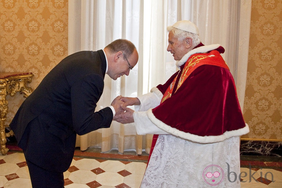 Alberto de Mónaco saluda al Papa Benedicto XVI en El Vaticano