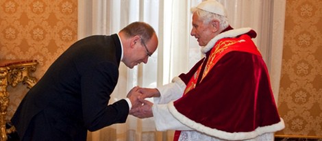 Alberto de Mónaco saluda al Papa Benedicto XVI en El Vaticano