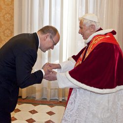 Alberto de Mónaco saluda al Papa Benedicto XVI en El Vaticano