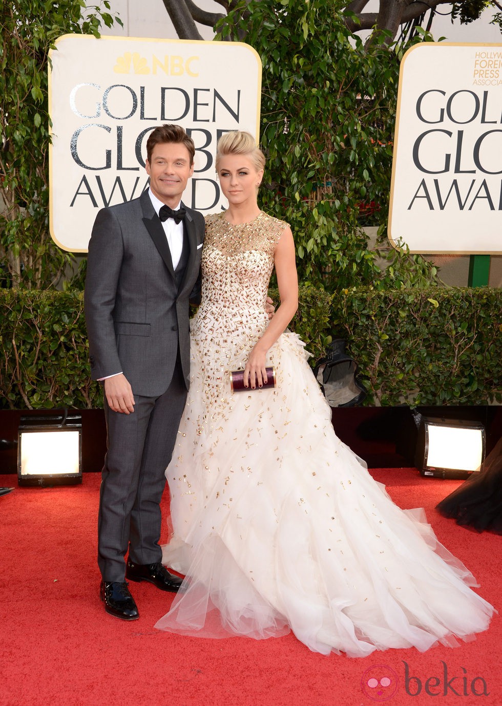 Ryan Seacrest y Julianne Hough en los Globos de Oro 2013