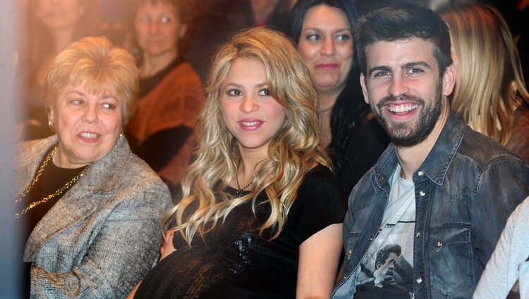 Gerard Piqué y Shakira con su madre en la presentación del libro de William Mebarak