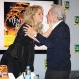 Shakira besa a su padre en la presentación del libro de William Mebarak en Barcelona