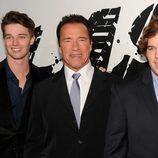 Arnold Schwarzenegger con sus hijos en el estreno de 'El último desafío'