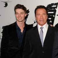 Arnold Schwarzenegger con sus hijos en el estreno de 'El último desafío'