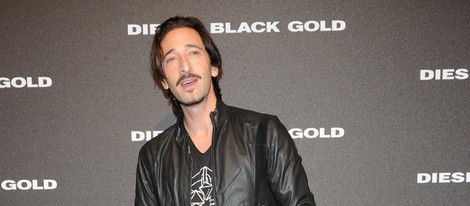 Adrien Brody en el desfile de Diesel en la Semana de la Moda Masculina de Milán