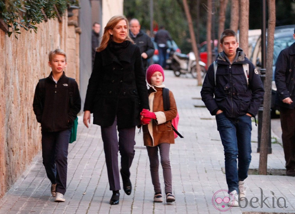 La Infanta Cristina con sus hijos Juan, Miguel e Irene Urdangarín