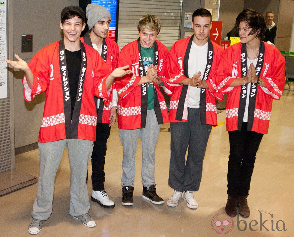 One Direction con el traje típico japonés en el aeropuerto de Narita en Japón