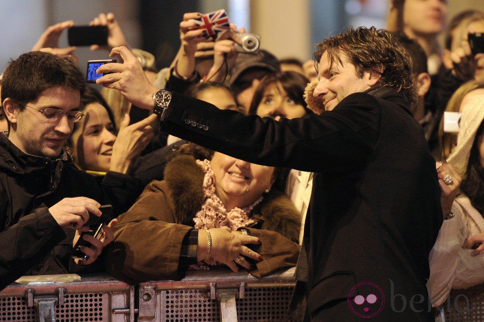 Bradley Cooper atiende a sus fans en el estreno de 'El lado bueno de las cosas' en Madrid