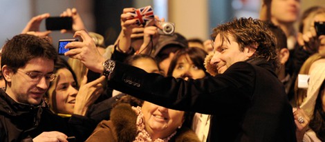 Bradley Cooper atiende a sus fans en el estreno de 'El lado bueno de las cosas' en Madrid