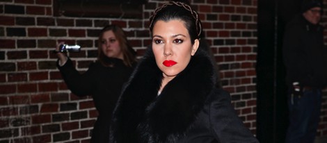 Kourtney Kardashian posa antes de entrar en el show de David Letterman