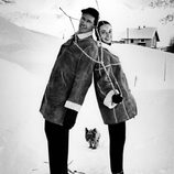 Audrey Hepburn en la nieve junto a Mel Ferrer