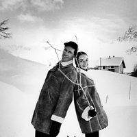 Audrey Hepburn en la nieve junto a Mel Ferrer