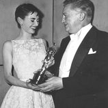 Audrey Hepburn recibiendo su primer Oscar en 1954