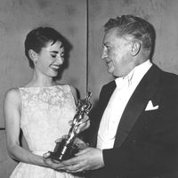 Audrey Hepburn recibiendo su primer Oscar en 1954