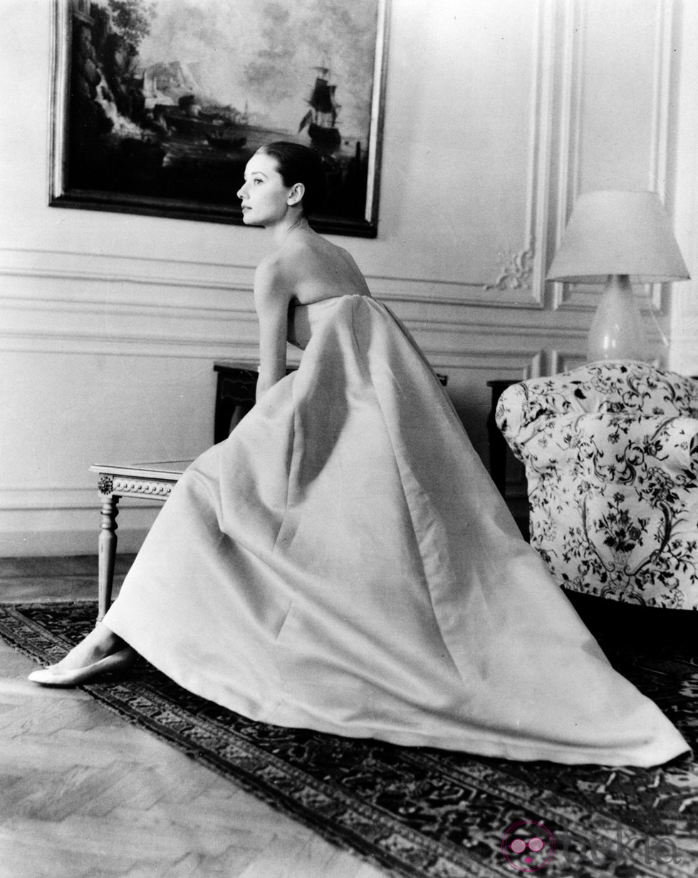 Audrey Hepburn en una sesión de fotos para Givenchy en 1958