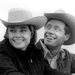 Audrey Hepburn con un sombrero junto a su esposo Mel Ferrer