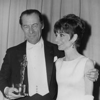 Audrey Hepburn entregando un Oscar a Rex Harrison en 1965