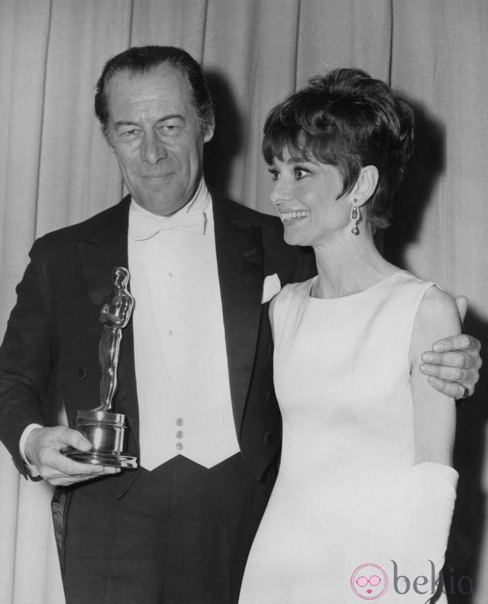 Audrey Hepburn entregando un Oscar a Rex Harrison en 1965