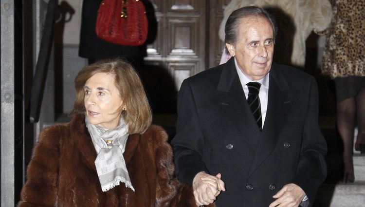 Jaime Peñafiel y Carmen Alonso en la misa por el primer aniversario de la muerte de Ramón Rato