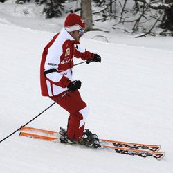 Fernando Alonso esquiando en un evento de Ferrari en los Alpes italianos