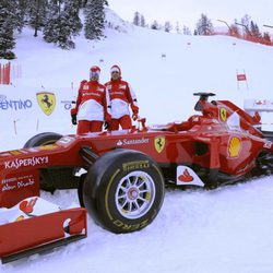 Fernando Alonso y Felipe Massa con su Ferrari en los Alpes italianos