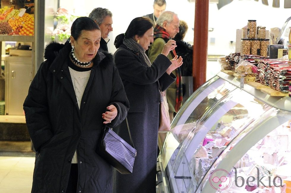 La Condesa de Montarco comprando en un mercado