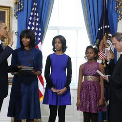 Barack Obama jura su segundo mandato ante Michelle Obama y sus hijas