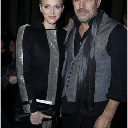 Charlene de Mónaco y Kevin Costner en la Semana de la Moda de París otoño/invierno 2013/2014