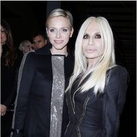 Charlene de Mónaco y Donatella Versace en la Semana de la Moda de París otoño/invierno 2013/2014