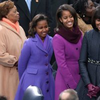 Michelle Obama y sus hijas Sasha y Malia en la toma de posesión de Barack Obama