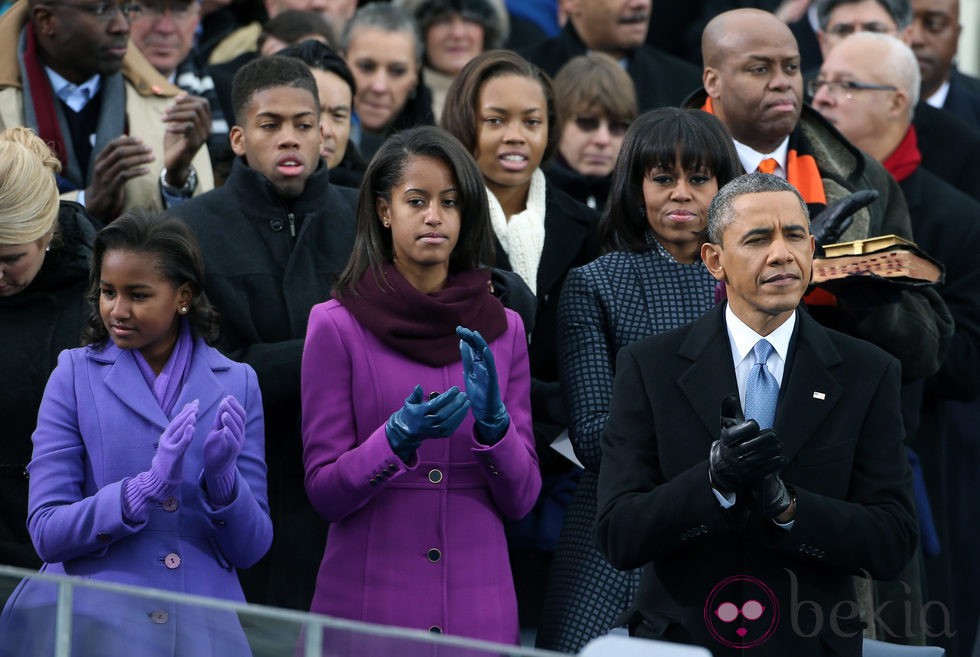 Barack Obama con su mujer y sus hijas en su toma de posesión