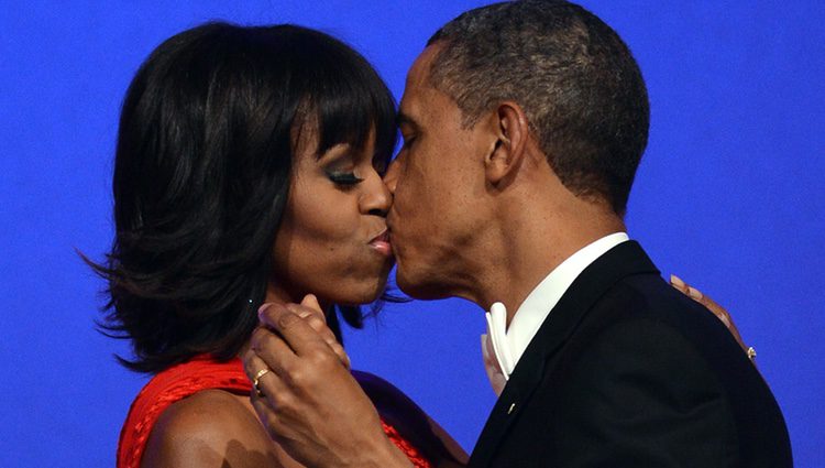 Barack y Michelle Obama dándose un beso en el baile inaugural del segundo mandato de Obama