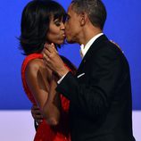 Barack y Michelle Obama dándose un beso en el baile inaugural del segundo mandato de Obama