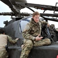 El Príncipe Harry junto a un helicóptero Apache en Afganistán