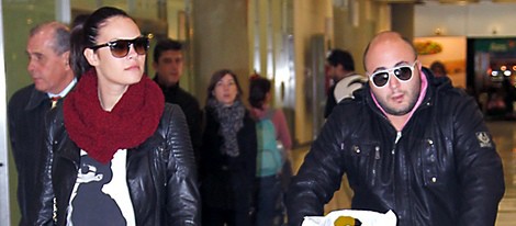 Kiko Rivera y Jessica Bueno en el aeropuerto de Barajas