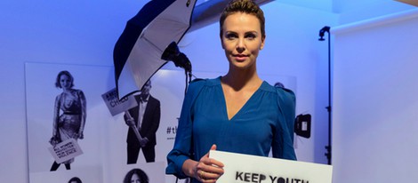 Charlize Theron recibe un premio por su labor social