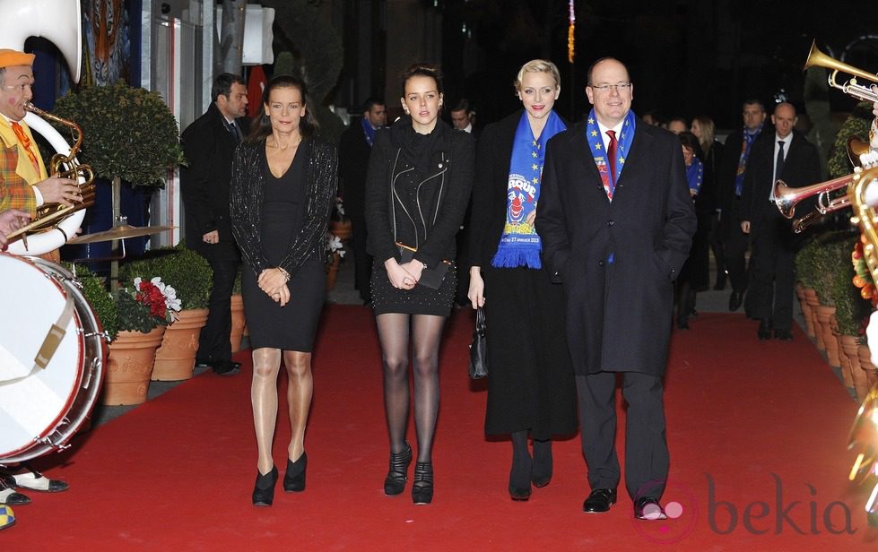 Estefanía de Mónaco, Pauline Ducruet y los Príncipes Alberto y Charlene en la clausura del Festival de Circo de Monte-Carlo 2013