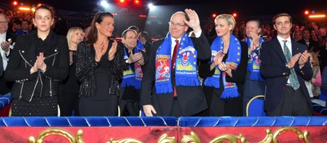 Pauline Ducruet, Estefanía de Mónaco, los Príncipes Alberto y Charlene y Pierre Casiraghi en la clausura del Festival de Circo de Monte-Carlo 2013