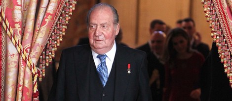 El Rey Juan Carlos con muletas en la recepción al Cuerpo Diplomático