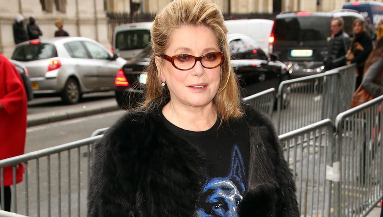 Catherine Deneuve en el desfile de Alta Costura de Jean Paul Gaultier primavera/verano 2013